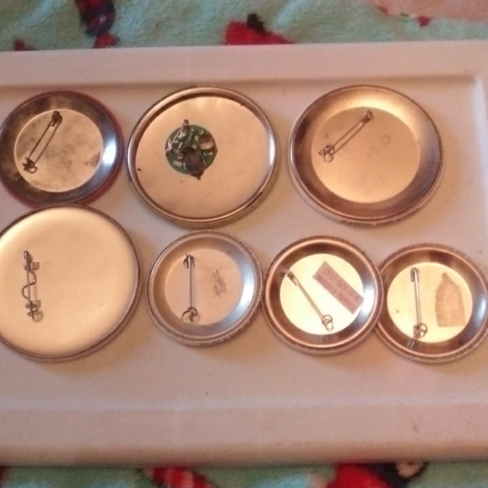 Button pins - Picture 2 of 2